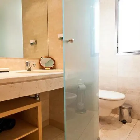 Spacious In With Outdoor Terrace Apartment *