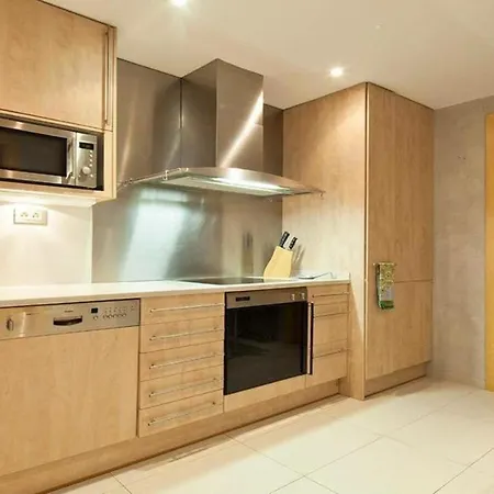 Spacious In With Outdoor Terrace Apartment *
