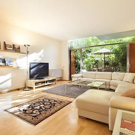 Spacious In With Outdoor Terrace Apartment *